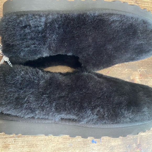 UGG black faux fur sugar sole slippers!🖤😎🖤hard to find but here they are!!! - Picture 4 of 10